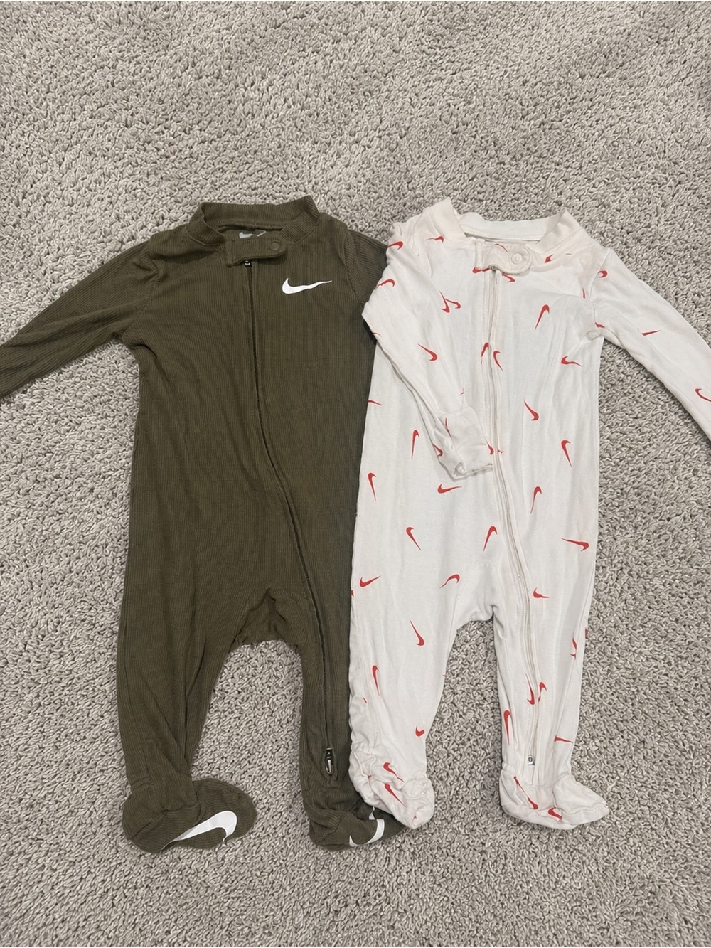 Nike Baby 2 Pack Footed Sleepers 6M Olive Green White Swoosh Zip Pajamas